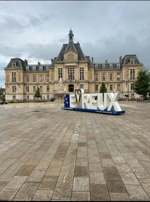 Apt Evreux 900M De La Gare Exterior photo